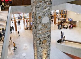 007 - foyer mit dem monolith dreamer